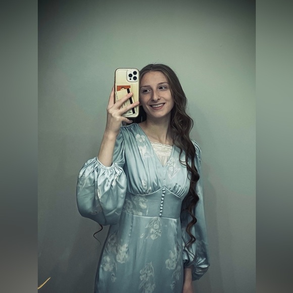 Meet your Posher, Hannah - Picture 1 of 5